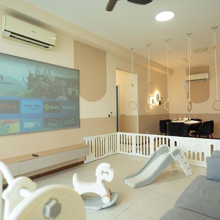 Fantasy Funland Retreat By The Only Bnb Tanjung Tokong Exteriör bild