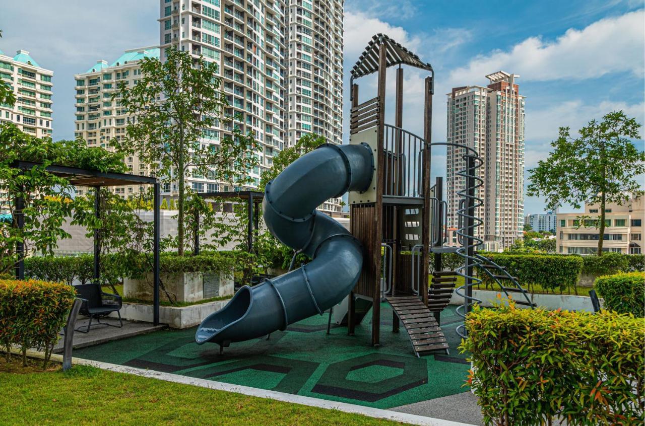Fantasy Funland Retreat By The Only Bnb Tanjung Tokong Exteriör bild